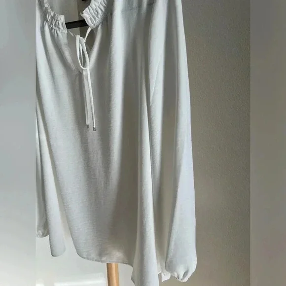 Tommy Hilfiger top, created a solid-color style that's wearable. Size X-large - Picture 5 of 13